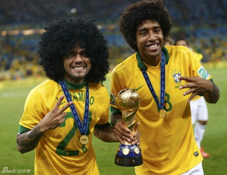 Chùm ảnh: Brazil ngất ngây trong men say chiến thắng - 14 Niềm vui sướng tới tột độ của những cầu thủ Brazil sau khi nhận cúp vô địch