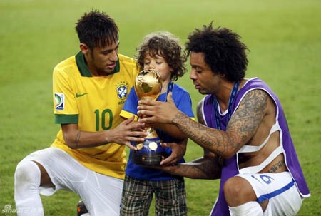 Chùm ảnh: Brazil ngất ngây trong men say chiến thắng - 15 Niềm vui sướng tới tột độ của những cầu thủ Brazil sau khi nhận cúp vô địch