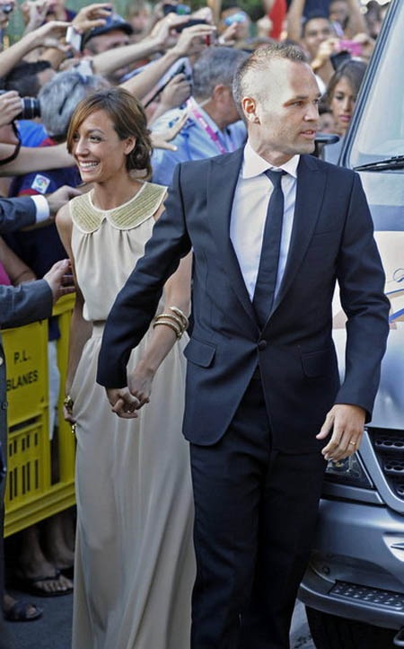 Iniesta bên người vợ Anna Ortiz