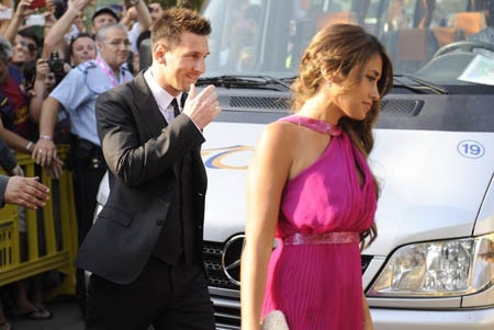 Vợ chồng Messi đến chia vui cùng Xavi