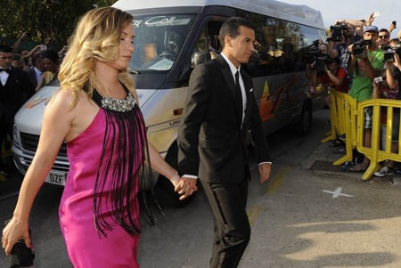 Vợ chồng Pedro nắm tay tình cảm trong lễ cưới của đồng đội