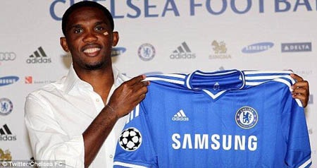 Eto'o ký hợp đồng 1 năm với Chelsea - 1 Eto’o chính thức trở thành người của Chelsea