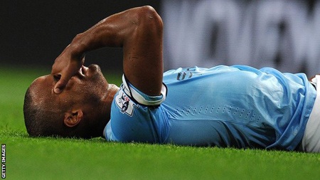 Kompany chấn thương, hàng thủ Man City thủng nghiêm trọng - 1 Chấn thương của Kompany là tổn thất quá lớn với Man City