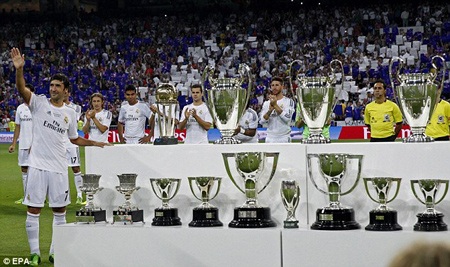 Raul rơi lệ trong ngày trở về khoác áo Real Madrid - 11 Raul chụp ảnh cùng gia tài đồ sộ anh đoạt được cùng Real Madrid