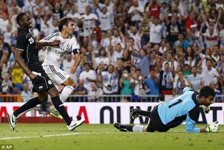 Raul rơi lệ trong ngày trở về khoác áo Real Madrid - 2 Sau 3 năm khoác áo Real Madrid, Raul thi đấu như thể vẫn ở đỉnh cao sự nghiệp