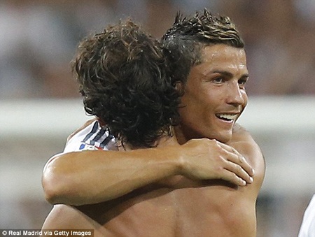 Raul rơi lệ trong ngày trở về khoác áo Real Madrid - 6 CR7 cũng trao cho tiền bối những cử chỉ thân thiện