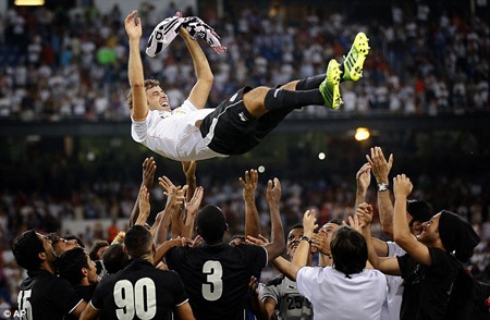 Raul rơi lệ trong ngày trở về khoác áo Real Madrid - 7 Raul luôn nhận được yêu mến của những CĐV cũng như đồng đội ở Real Madrid