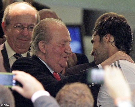 Raul rơi lệ trong ngày trở về khoác áo Real Madrid - 9 Nhà vua Tây Ban Nha, Juan Carlos I chia vui cùng Raul