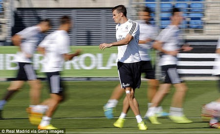 Gareth Bale hừng hực quyết tâm ngay trong buổi tập đầu ở Real Madrid - 1 Tiền vệ này trong buổi ra mắt áo đấu thứ 3 của Real: