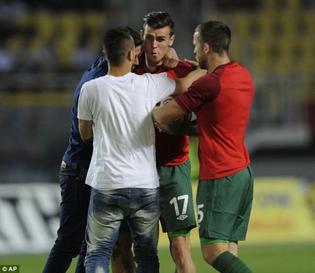 Gareth Bale bị fan cuồng “tấn công” ngay trên sân - 1 Đang khởi động, Bale bị hai fan cuồng hỏi thăm