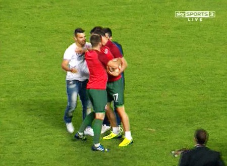 Gareth Bale bị fan cuồng “tấn công” ngay trên sân - 3 Đang khởi động, Bale bị hai fan cuồng hỏi thăm
