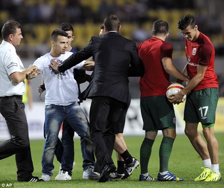 Gareth Bale bị fan cuồng “tấn công” ngay trên sân - 4 Rất may lực lượng an ninh đã có sự can thiệp kịp thời
