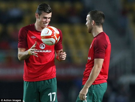 Gareth Bale bị fan cuồng “tấn công” ngay trên sân - 5 Sau đó, Bale lại tập bình thường