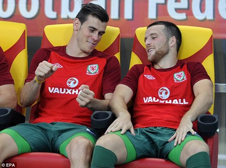 Gareth Bale bị fan cuồng “tấn công” ngay trên sân - 6 Phút vui đùa của Bale khi trở lại ghế dự bị