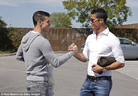 Ronaldo, Bale “tay bắt mặt mừng” trong lần đầu gặp nhau - 2 Anh đã có những cử chỉ thân mật với C.Ronaldo ở bãi gửi xe