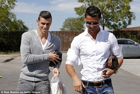 Ronaldo, Bale “tay bắt mặt mừng” trong lần đầu gặp nhau - 3 Anh đã có những cử chỉ thân mật với C.Ronaldo ở bãi gửi xe