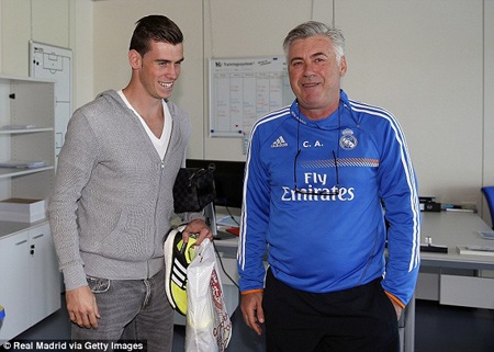 Ronaldo, Bale “tay bắt mặt mừng” trong lần đầu gặp nhau - 4 Bale gặp mặt HLV Ancelotti và thành viên Ban huấn luyện Real