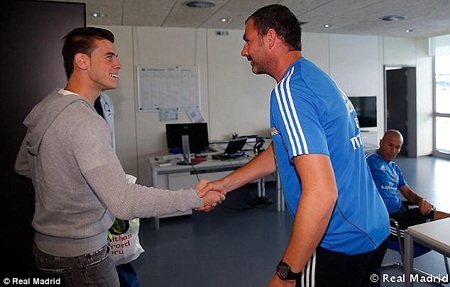 Ronaldo, Bale “tay bắt mặt mừng” trong lần đầu gặp nhau - 5 Bale gặp mặt HLV Ancelotti và thành viên Ban huấn luyện Real