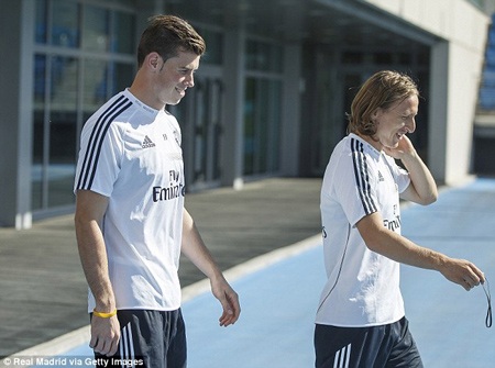 Ronaldo, Bale “tay bắt mặt mừng” trong lần đầu gặp nhau - 8 Bale và người đồng đội cũ Modric