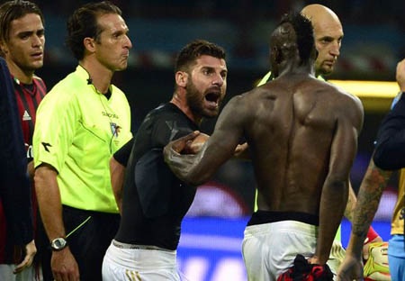 Mario Balotelli lên tiếng xin lỗi vì láo xược với trọng tài - 1 Balotelli lên tiếng xin lỗi vì hành vi nông nổi của mình