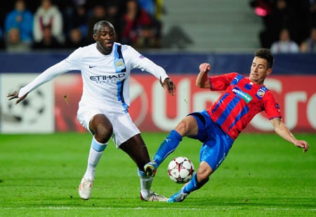 Đội hình kết hợp trong mơ giữa hai đội bóng thành Manchester - 2 Yaya Toure, ông chủ tuyến giữa của Man City