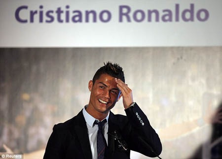 C. Ronaldo nhận lương cao nhất thế giới: Cả làng cùng vui - 1 C.Ronaldo đã hết buồn sau khi gia hạn hợp đồng với Real Madrid