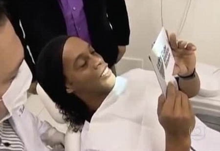 Ronaldinho khoe nụ cười sau ca phẫu thuật răng - 6 H.Long