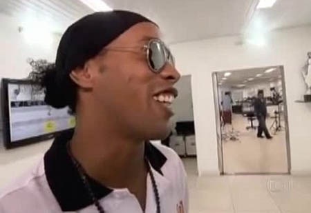 Ronaldinho khoe nụ cười sau ca phẫu thuật răng - 7 H.Long