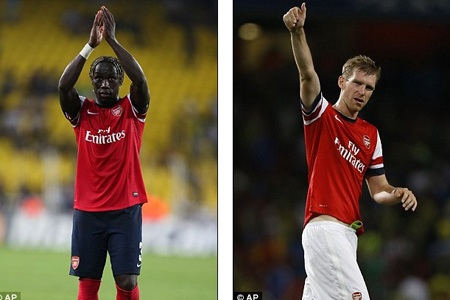 Nổ xong "bom tấn" Ozil, Arsenal gấp rút giữ chân trụ cột - 1 Sagna và Mertesacker, hai cái tên mà Arsenal đang muốn “trói chân”