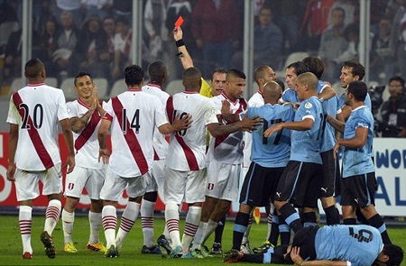 Pha bóng Suarez quằn quại đau đớn khiến đối phương phải nhận thẻ đỏ