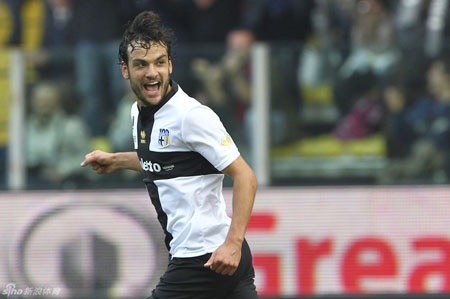 Juventus tìm lại niềm vui, AC Milan gục ngã phút bù giờ - 3 Parolo là hung thần của Rossoneri trong trận đấu này