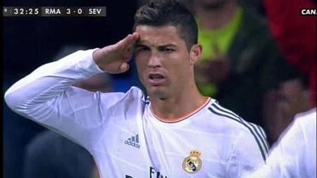 C.Ronaldo chọc giận Sepp Blatter trong pha ăn mừng bàn thắng - 1 Pha ăn mừng kiểu nhà binh của C.Ronaldo