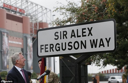 Alex Ferguson hạnh phúc với con đường mang tên ông - 1 Sir Alex nở nụ cười tươi rói trong lễ khánh thành công đường mang tên ông