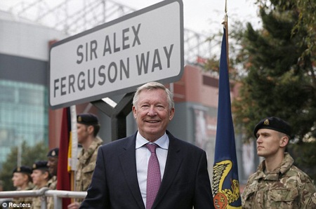 Alex Ferguson hạnh phúc với con đường mang tên ông - 2 Sir Alex nở nụ cười tươi rói trong lễ khánh thành công đường mang tên ông