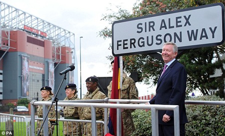 Alex Ferguson hạnh phúc với con đường mang tên ông - 3 Sir Alex nở nụ cười tươi rói trong lễ khánh thành công đường mang tên ông