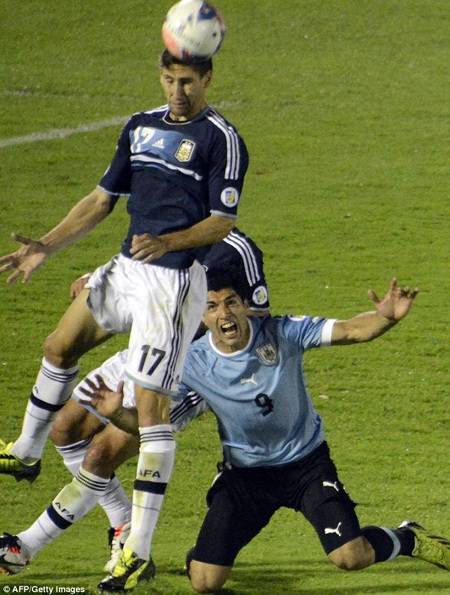 Luis Suarez lại gây tiếng xấu vì ăn vạ, đánh nguội thô thiển - 1 Tình huống ăn vạ của Luis Suarez