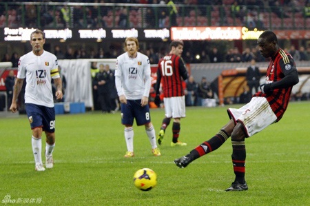 Balotelli đá hỏng phạt đền, AC Milan hụt chiến thắng - 2 Balotelli tiếp tục là nỗi thất vọng của AC Milan khi thực hiện không thành công phạt đền