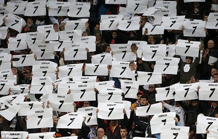 Chùm ảnh: Cơn sốt “Quả bóng vàng” C.Ronaldo ở Bernabeu - 2 CR7 cũng có mặt trên khán đài Bernabeu ngày hôm qua