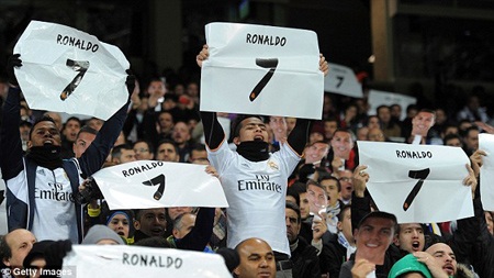 Chùm ảnh: Cơn sốt “Quả bóng vàng” C.Ronaldo ở Bernabeu - 3 CR7 cũng có mặt trên khán đài Bernabeu ngày hôm qua