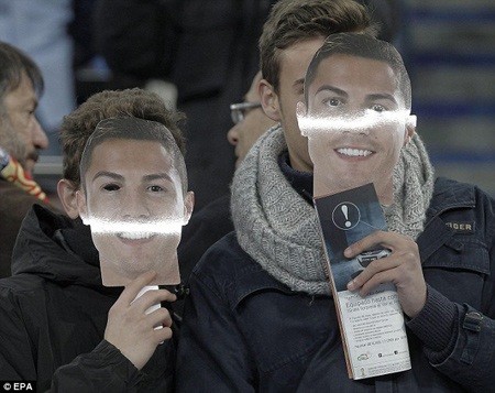 Chùm ảnh: Cơn sốt “Quả bóng vàng” C.Ronaldo ở Bernabeu - 4 CR7 cũng có mặt trên khán đài Bernabeu ngày hôm qua