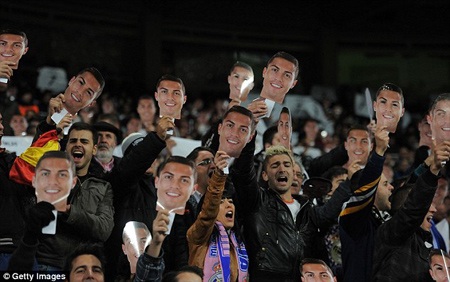 Chùm ảnh: Cơn sốt “Quả bóng vàng” C.Ronaldo ở Bernabeu - 5 CR7 cũng có mặt trên khán đài Bernabeu ngày hôm qua
