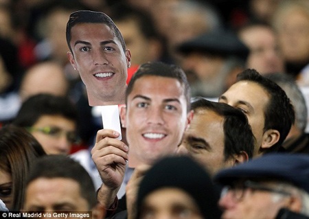 Chùm ảnh: Cơn sốt “Quả bóng vàng” C.Ronaldo ở Bernabeu - 6 CR7 cũng có mặt trên khán đài Bernabeu ngày hôm qua