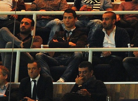 Chùm ảnh: Cơn sốt “Quả bóng vàng” C.Ronaldo ở Bernabeu - 8 CR7 cũng có mặt trên khán đài Bernabeu ngày hôm qua