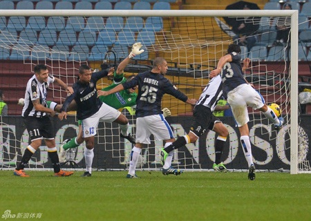 Hàng thủ đội chủ nhà đã liên tiếp “biếu” cho Inter những bàn thắng