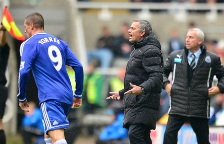 Mourinho: “Tôi đã có 11 sai lầm trước Newcastle” - 1 Mourinho thất vọng vì những màn trình diễn của học trò