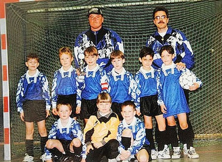 Mesut Ozil: Từ cao thủ cờ vua tới nhà ảo thuật trên sân cỏ - 1 Ozil (ngoài cùng bên phải) ngày còn ở lồng khỉ