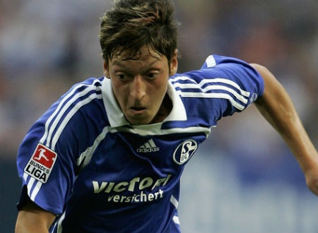 Mesut Ozil: Từ cao thủ cờ vua tới nhà ảo thuật trên sân cỏ - 2 Dù sớm bộc lộ tài năng như Ozil lại không được tin dùng ở Schalke