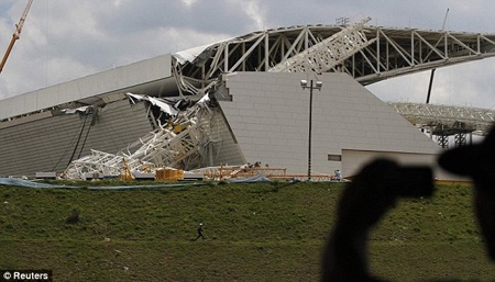 SVĐ khai mạc World Cup bất ngờ sập, 2 người thiệt mạng - 1 SVĐ Arena Corinthians đã đổ sập trong ngày hôm qua