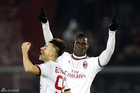 Balotelli là người hùng của Rossoneri với cú đú