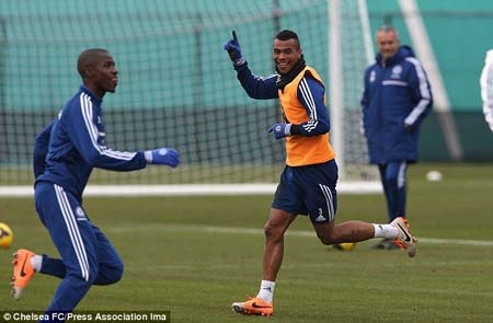 Bay đêm cùng Arsenal, Ashley Cole bị Mourinho trừng phạt - 1 A.Cole đang trở thành người thừa trong mắt Mourinho